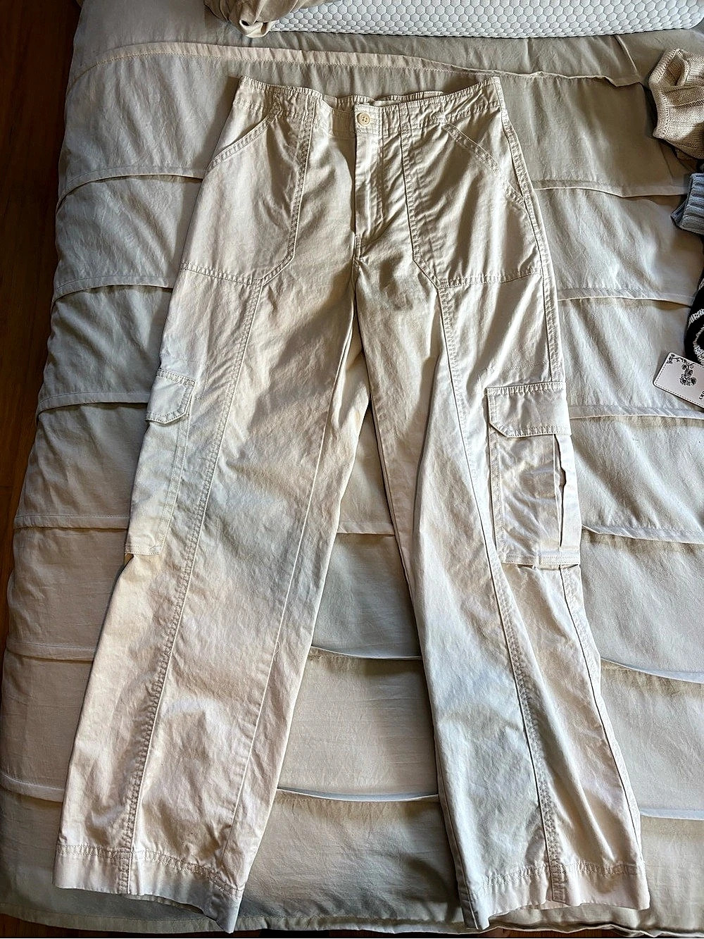 Abercrombie & Fitch Cargo Pants in Tan Waist 26, 2 Short